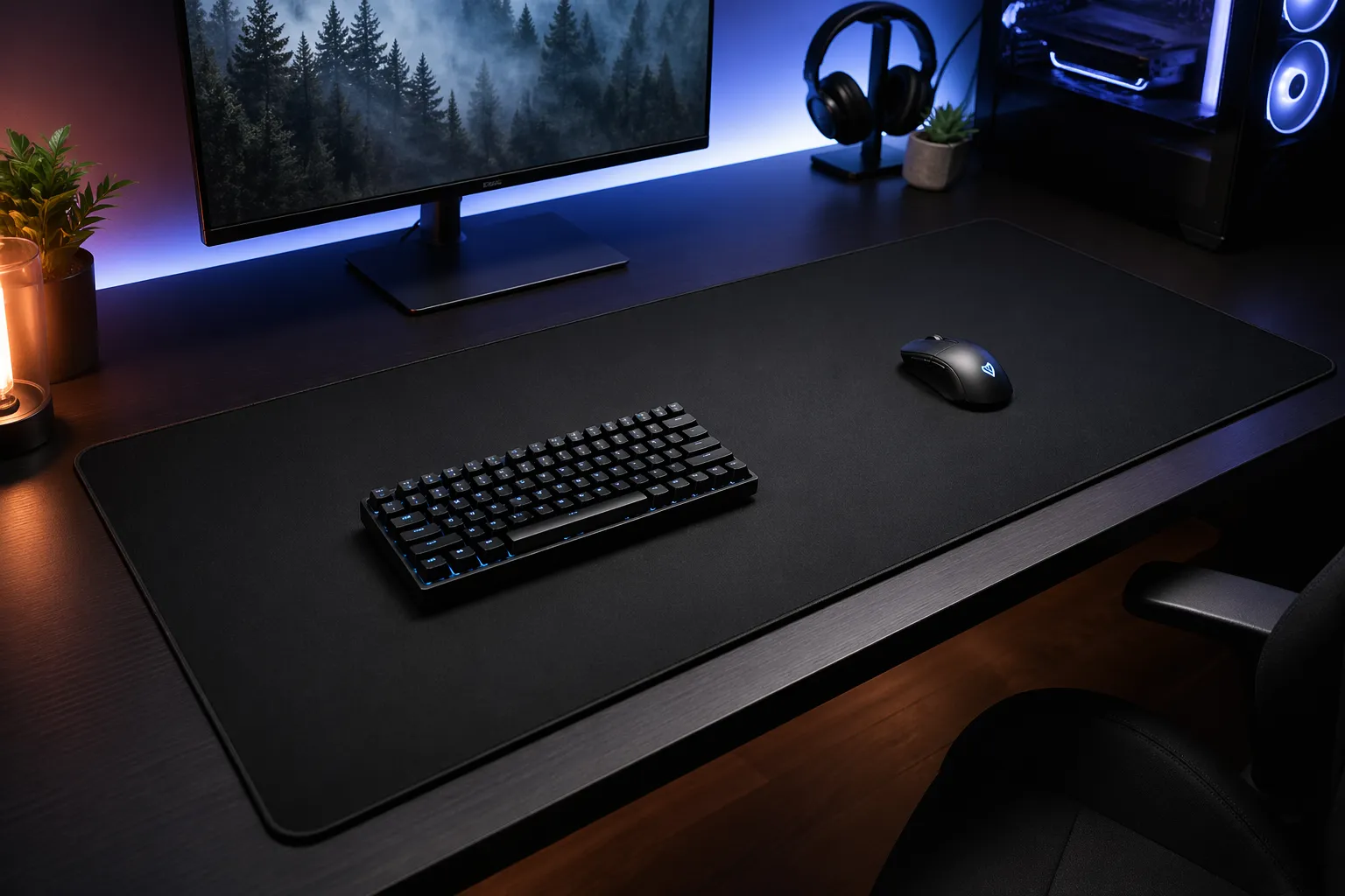 Strakke bureau-opstelling met een extra grote gaming muismat voor meer controle, comfort en een nette look.