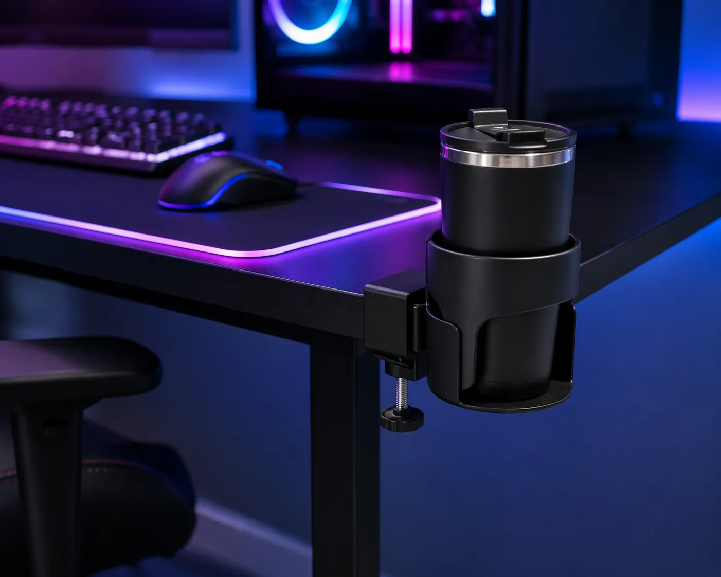 Meer veiligheid en extra ruimte op je gaming bureau met een stevige bekerhouder aan de rand van het bureau.