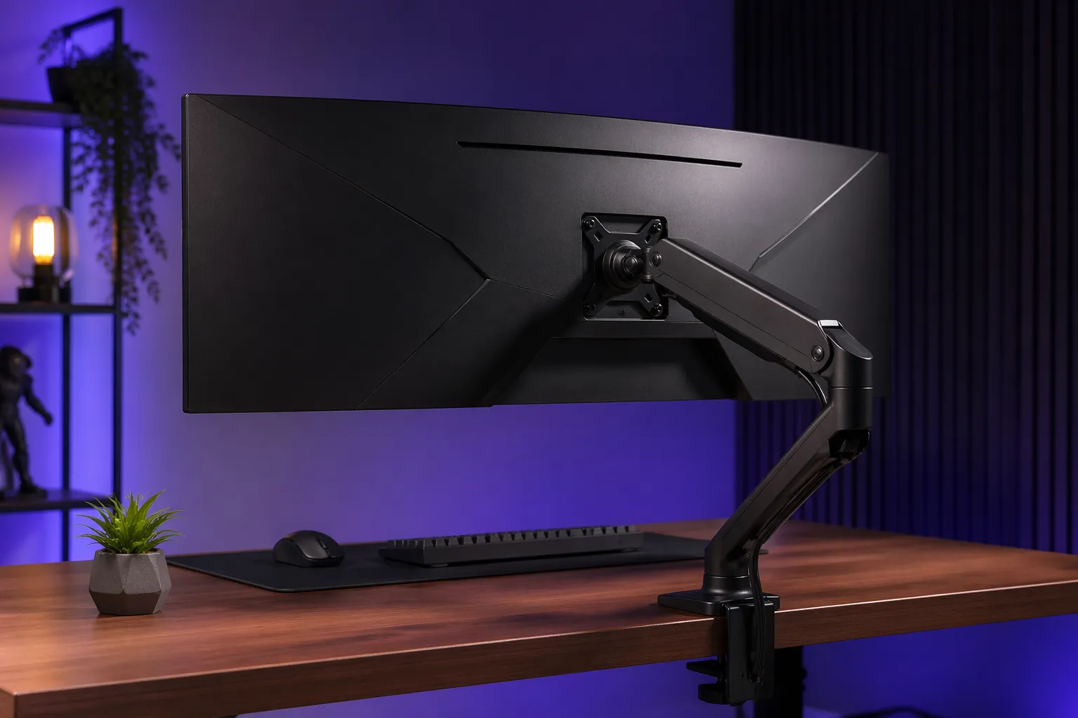 Strakke en stabiele bureau-opstelling met een ultrawide gaming monitor op een stevige monitorarm.